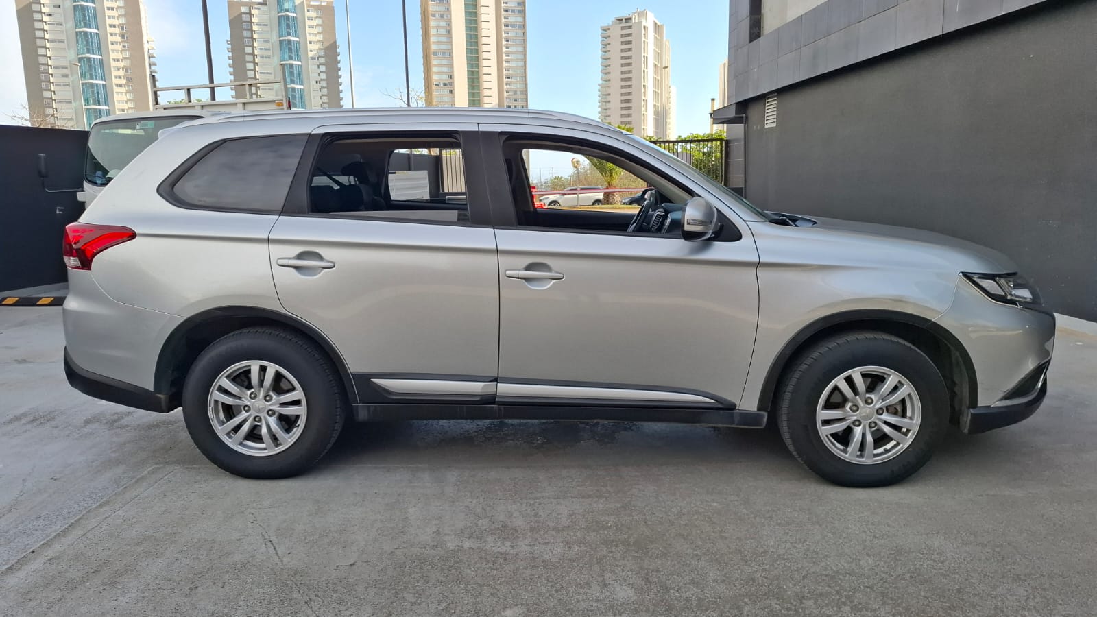 Mitsubishi Outlander — foto 8 de 18