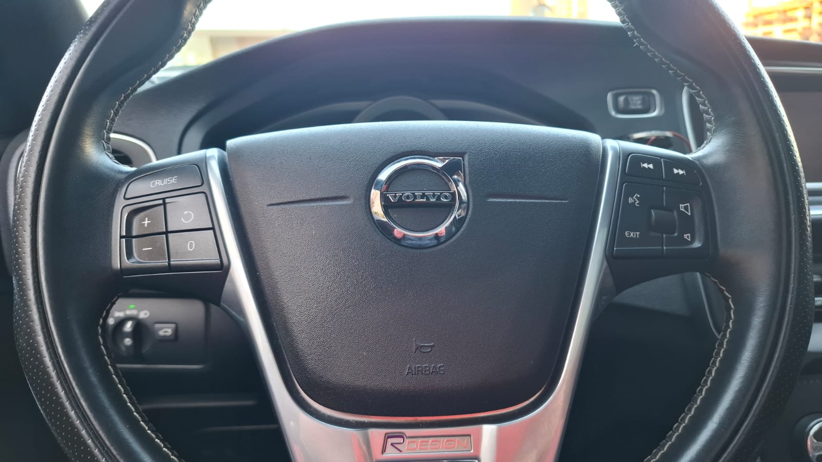 Volvo V40 T4 — foto 10 de 17