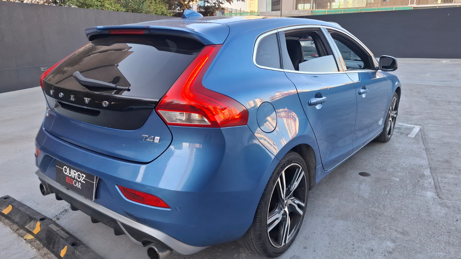 Volvo V40 T4 — foto 2 de 17