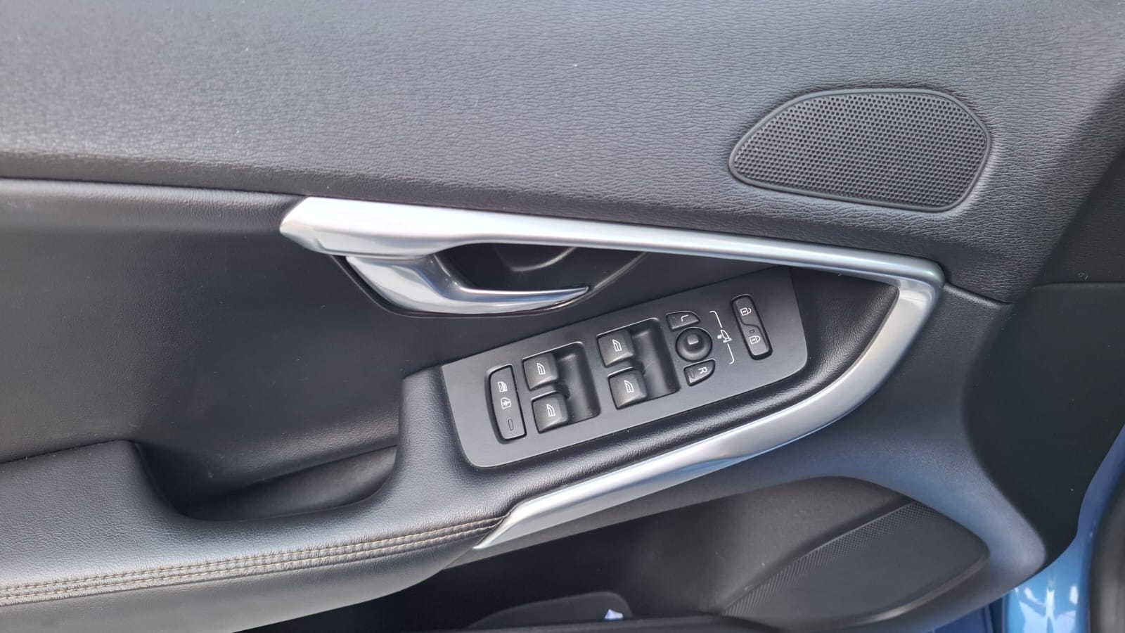 Volvo V40 T4 — foto 6 de 17