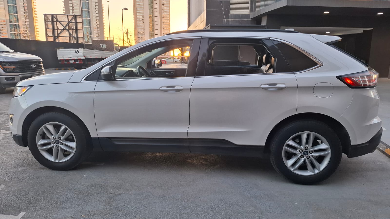 Ford Edge — foto 7 de 25
