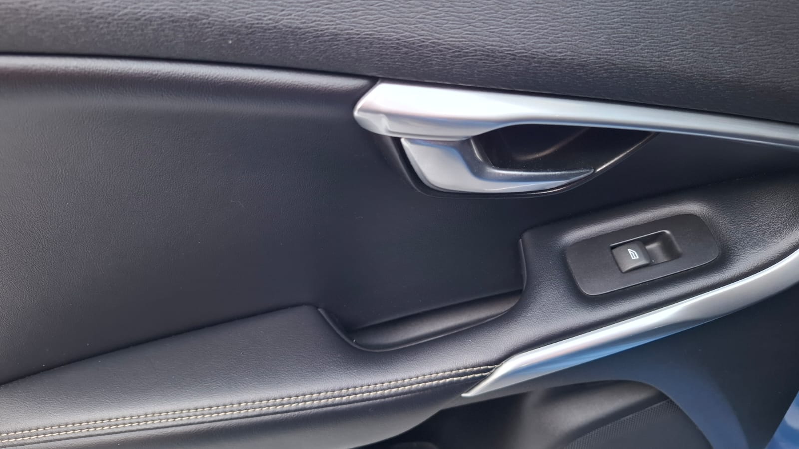 Volvo V40 T4 — foto 8 de 17